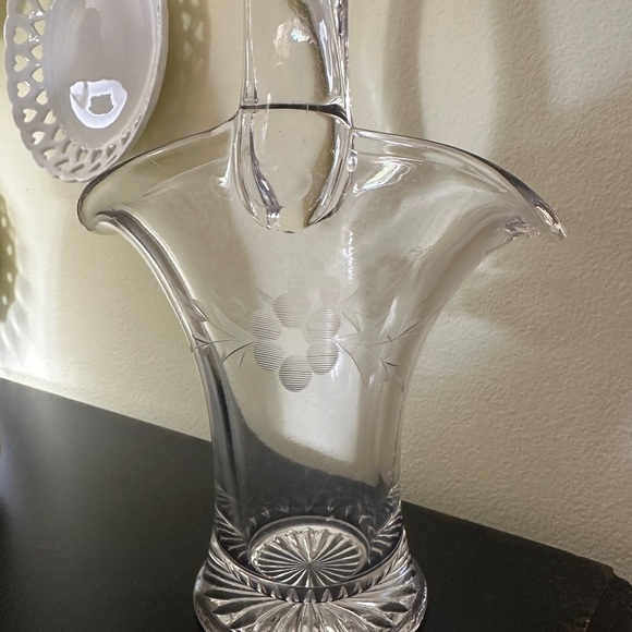 HEISEY GLASS BASKET VASE. CLEAR GLASS WITH ETCHED FLOWER & STEMS. - Picture 2 of 9
